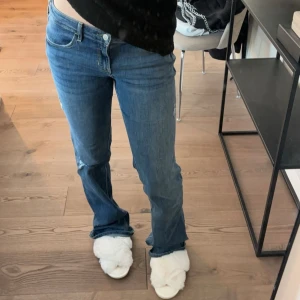 Jeans  - Snygga jeans ifrån holister, säljer då den är för stora för mig, bra skick😊