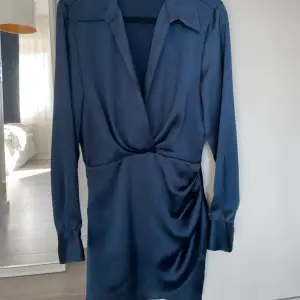 Sjukt fin marinblå klänning från Zara i storlek S. Säljer då den ej kommer till användning, använd 1 gång. Finns även dragkedja på sidan så lätt att ta på och av❤️