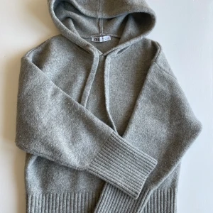 Zara stickad hoodie  - Helt slutsåld på nätet, jättebra skick
