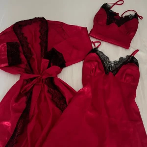 set  - sovplagg-set med 3delar (linne, nattlinne, robe). silkesliknande tyg med spets. tröjan använd nån enstaka gång, de andra är oanvända.  ena axelbandet på tröjan sitter endast med en söm men det går att sy fast den andra igen (sista bilden). 