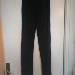 Byxor  - Ribbade byxor från Cubus. Säljer pga för små. Löst sittande. Färgen är som på första bilden,den andra skulle visa det ribbade tyget. 95% viskos 5% elastan. 