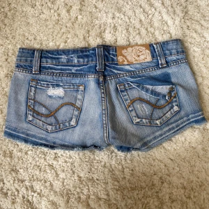 lågmidjade ljusblå jeansshorts 💗💗 -  Superfina perfekta till sommaren💗💗 39 cm midjemått🙌🏼🙌🏼