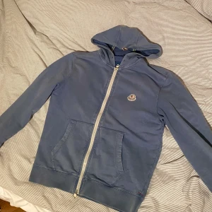 Moncler Hoodie Blå - Perfekt nu till vår/sommar! Väldigt bra skick Storlek: M (Kan passa S) Nypris: Ca 6500 kr 