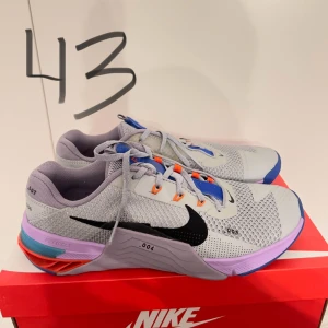 Metcon Nike - Perfekt skor till gymmet om du lyfter tungt på benpasset eller vill ha bra skor för crossfit. Rekommenderas starkt till er som inte provat dessa innan. Unisex modell. 