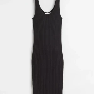 Ribbad body con klänning - Säljer en svart ribbad klänning i nyskick. Går en bit under knäna. Prislappen finns kvar. Den är i storlek XS och formar kroppen superfint. Nypris: 199kr