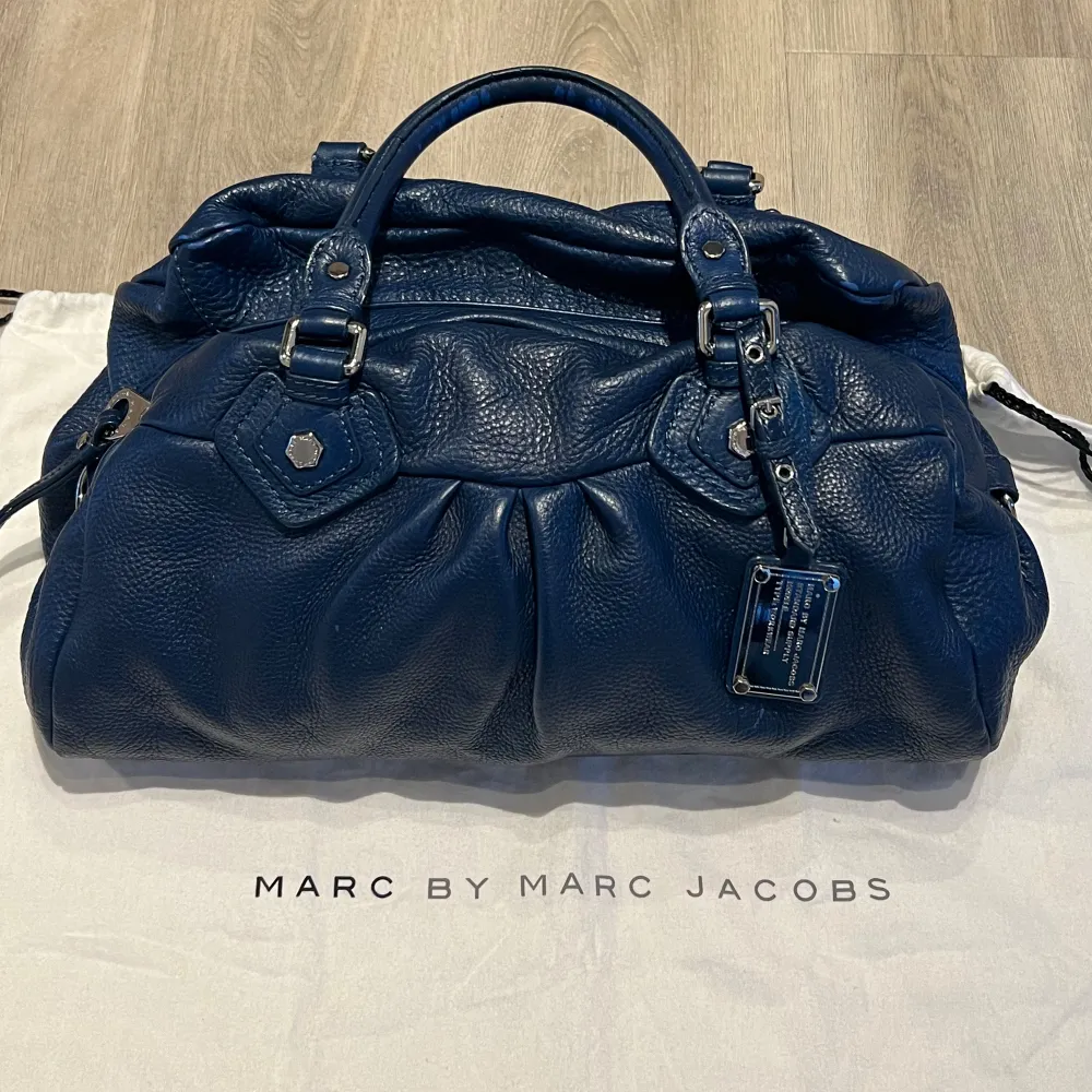 Säljer denna Marc Jacobs väska i fint begagnad skick, tillkommer en dustbag🤩 Möts upp i centrala Stockholm eller frakta📍Kom privat för defekter eller för frågor ❤️. Väskor.