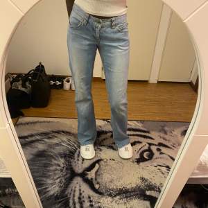 Väldigt fina jeans som tyvärr är för stora för mig, använt få tal gånger. 