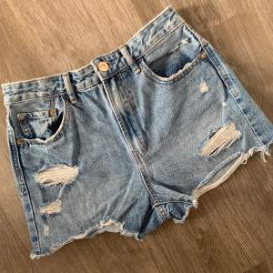 Jeans shorts ifrån stradivarius i storlek 36 alltså (S) Använda få gånger. Säljer för 200kr med gratis frakt. Då jag köpte dem för 300 + frakt. Tar endast swish❤️