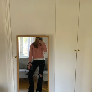 Stickad tröja - Stickad tröja i gott skick. Storlek s men skulle säga att den är mer av en xs. Om frågor fins skriv till mig💕