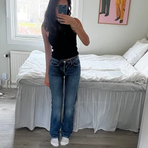 Mörkblå jeans från Zara - Raka jeans från Zara, medelhög midja 