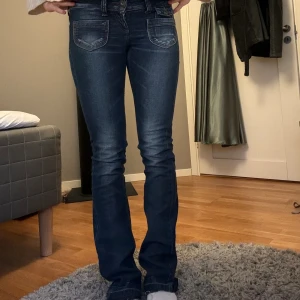 Lowwaist jeans - Jätte fina lågmidjade jeans som tyvärr är försmå för mig💗de två första bilderna är mer korrekta i färg, hör av er för fler bilder💗