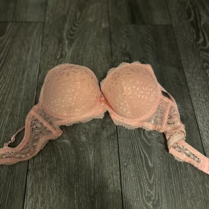 Rosa bh  - Helt oanvänd.  På grund av att den är för stor, köpte den i Spanien.