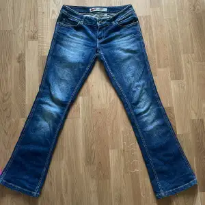 Jättesnygga utsvängda vintage jeans! Fint skick köpt på secondhand, lite slitna vid slutet va byxan men inget man märker av! ❤️💘