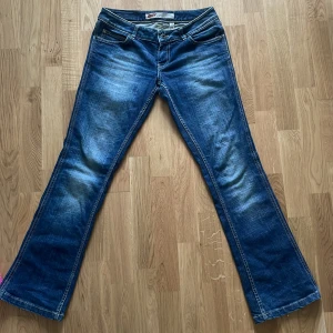 Skitsnygga utsvängda jeans 💘 - Jättesnygga utsvängda vintage jeans! Fint skick köpt på secondhand, lite slitna vid slutet va byxan men inget man märker av! ❤️💘