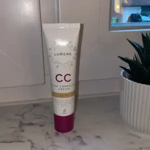 Säljer denna CC cream med spf 20, från lumene eftersom att den är för mörk för mig. Ändats testad. Säljer för 80, nypris ca 146✨💕