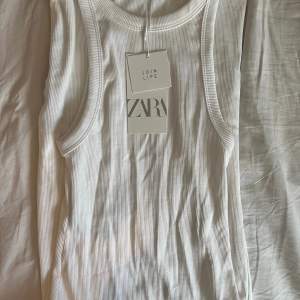 Säljer denna långklänning som är köpt på Zara, aldrig använd! Är i nyköpt skick med prislapparna kvar!💕Klänningen säljs inte på hemsidan