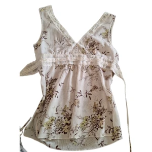 Sommar topp - En jättefin beige topp från Vila i storlek M 🫶🏼 den passar även storlek S. Lite genomskinligt material (färgen ser ljusare & jämnare ut i verkligheten) 💕