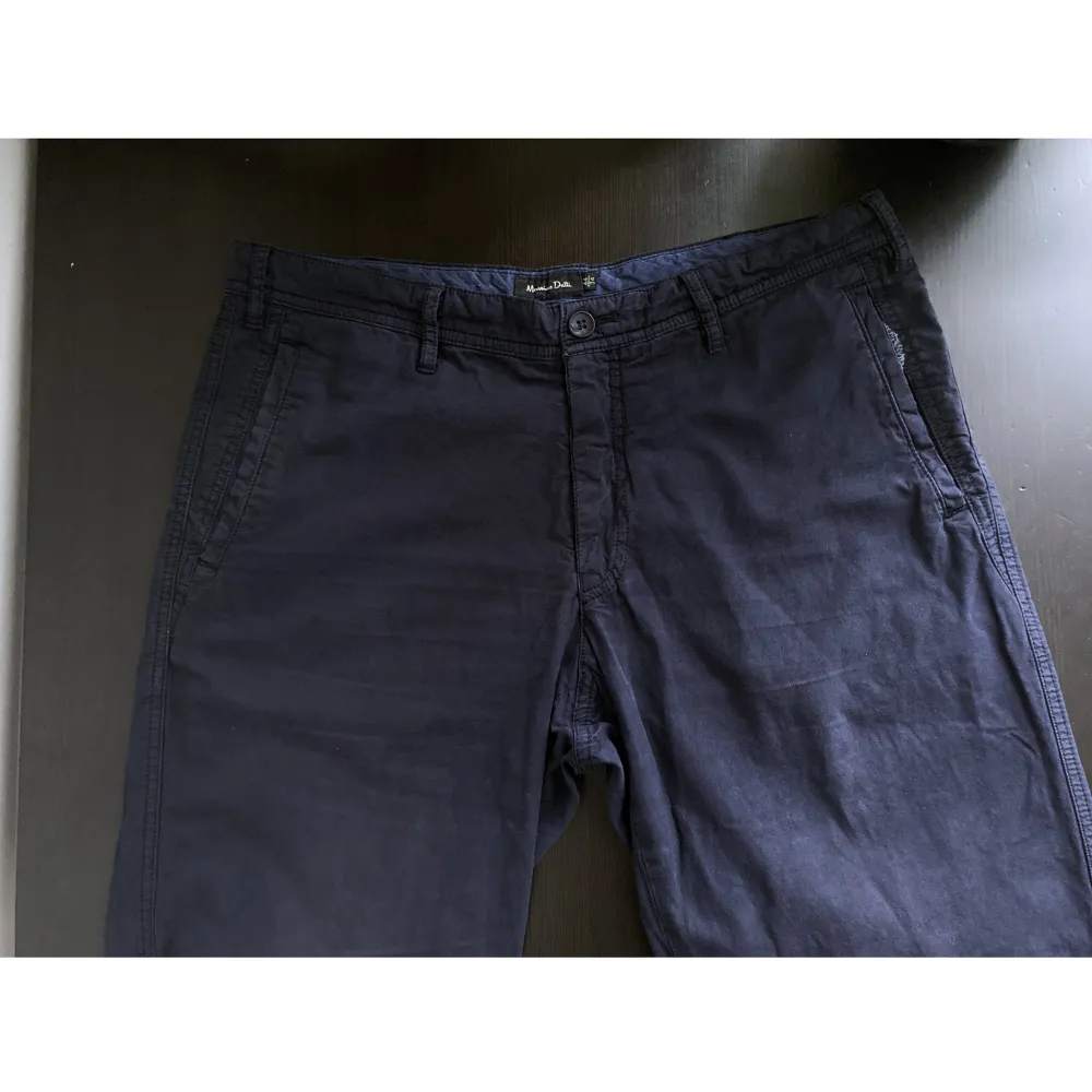Marinblå byxor från Massimo Dutti, ingen material-lapp, känns som bomull. Snedställda sidofickor, dubbla bakfickor.. Färgen är något urtvättad och det finns en fettfläck bak på vänstra benet. Mått får ej plats - fråga gärna!. Jeans & Byxor.