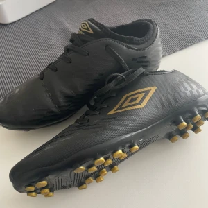 Fotbollsskor Umbro - Fotbollsskor i ett bra skick. Pris kan diskuteras! Kontakta gärna för fler frågor