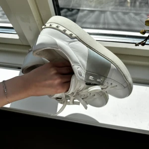 Valentino skor - Valentino skor i mycket bra skick, de är använda fåtal gånger, säljer på grund av att de är för små!  De är i storlek 37 men passar 0,5- 1 storlek större, hör av dig vid frågor 🙏🏼💖