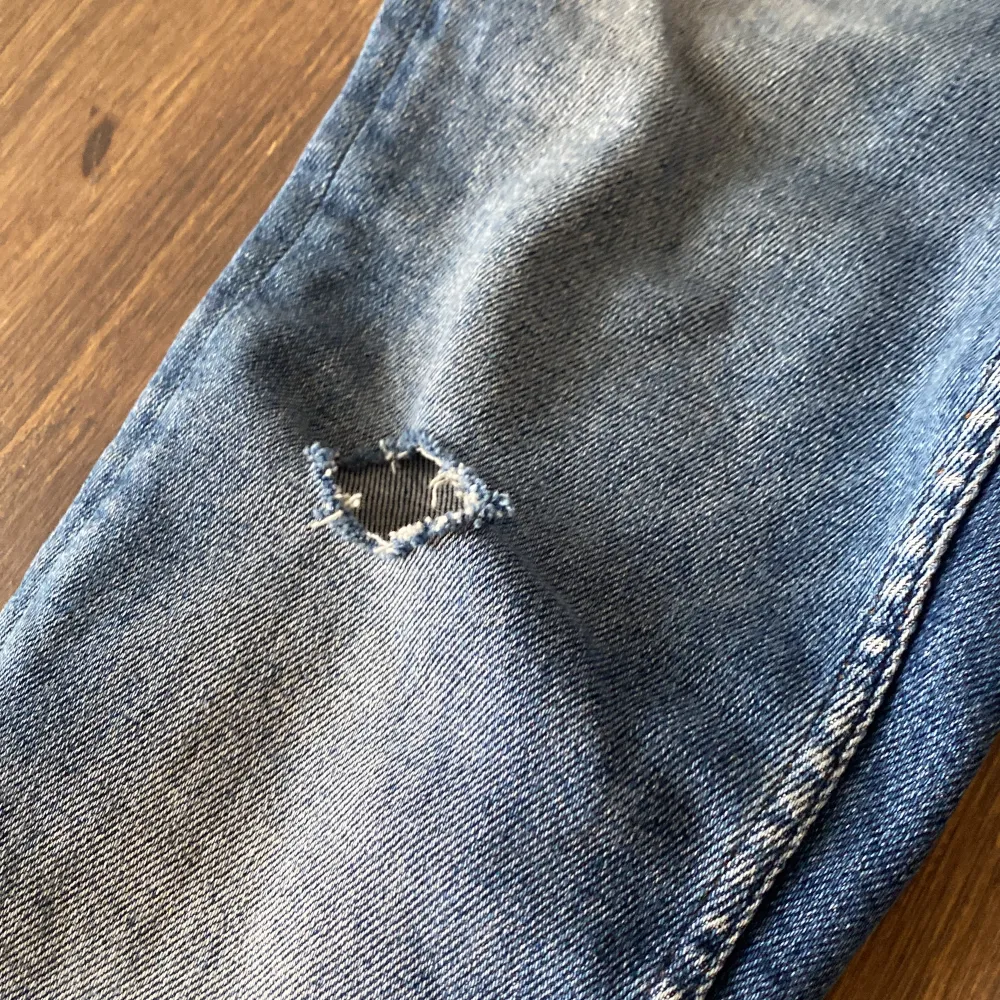 Säljer ett par tiger sweden jeans med slitningar, i ett bra skick, ställ frågor om ni har. . Jeans & Byxor.