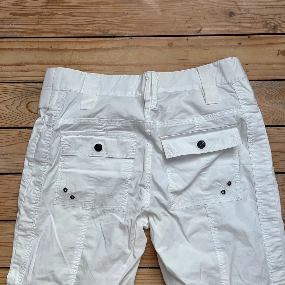 Vita cargobyxor med detaljer🤍 knappen på höger ficka är sönder (går inte att stänga) 🤍. Jeans & Byxor.