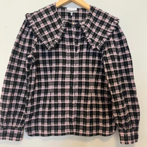 GANNI BLUS - Säljer min nästan helt nya ganni blus då jag vill köpa en annan modell. Använd Max 4 gånger, inga defekter. Storlek 38 men passar också 36