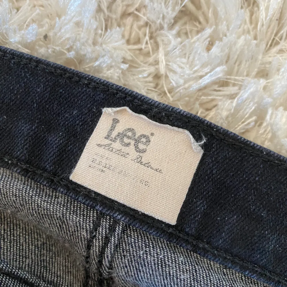 Säljer dessa svarta jeans från Lee. 💗 Är i bra skick och har inget slitage. Kom dm för funderingar! ☺️. Jeans & Byxor.