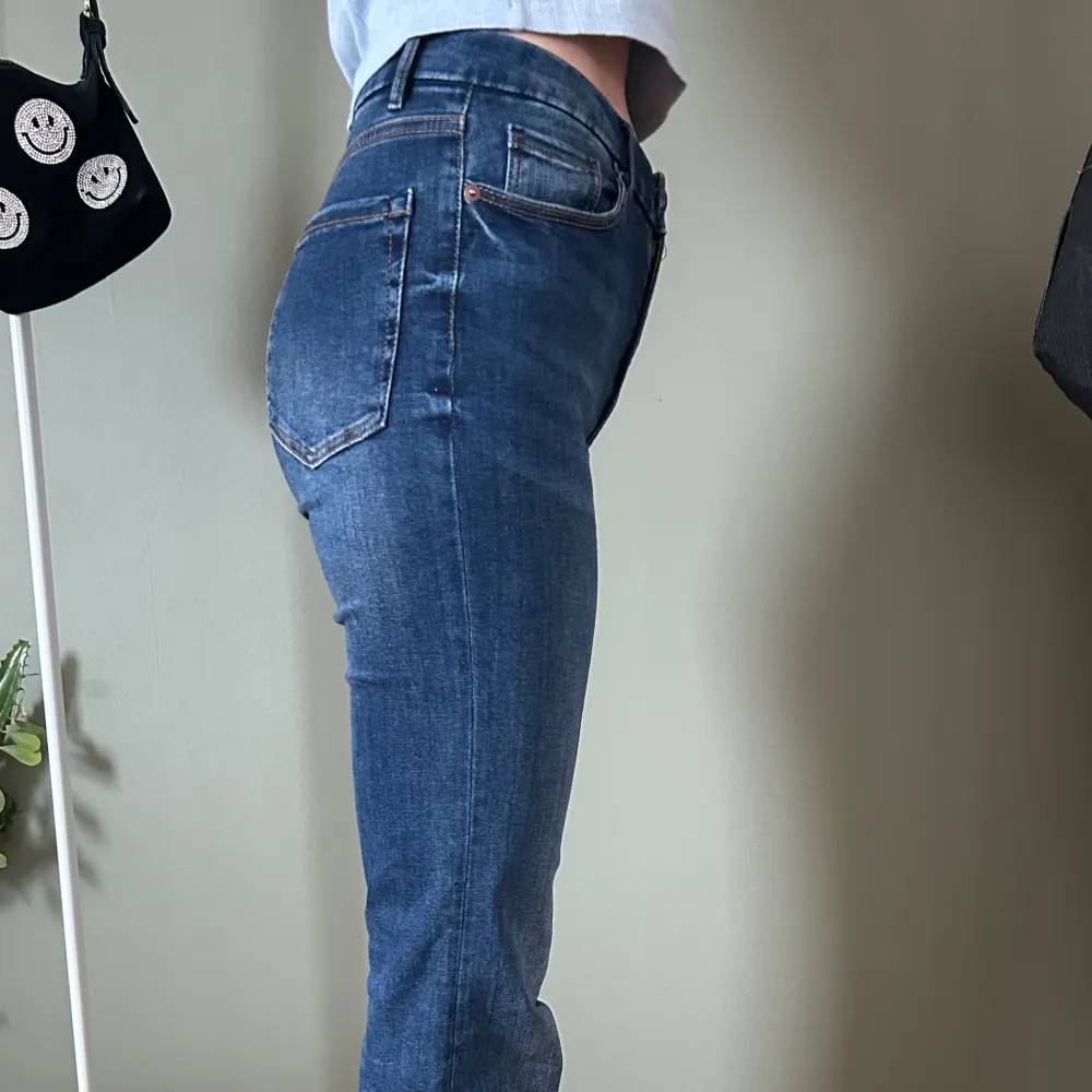 Såååå sköna högmidjde bootcut jeans i en mörkblå tvätt. Knappt använda och inga defekter💙jag är 173 cm lång. Jeans & Byxor.
