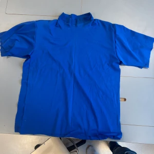 T-shirt - Säljer min egen gjorda tröja jag har gjort på slöjden inte klar än men snart. Lite oklsrt passformen borde vara storlek M men sitter som XXL. Priset är satt eftersom den är gjord på många lektioner