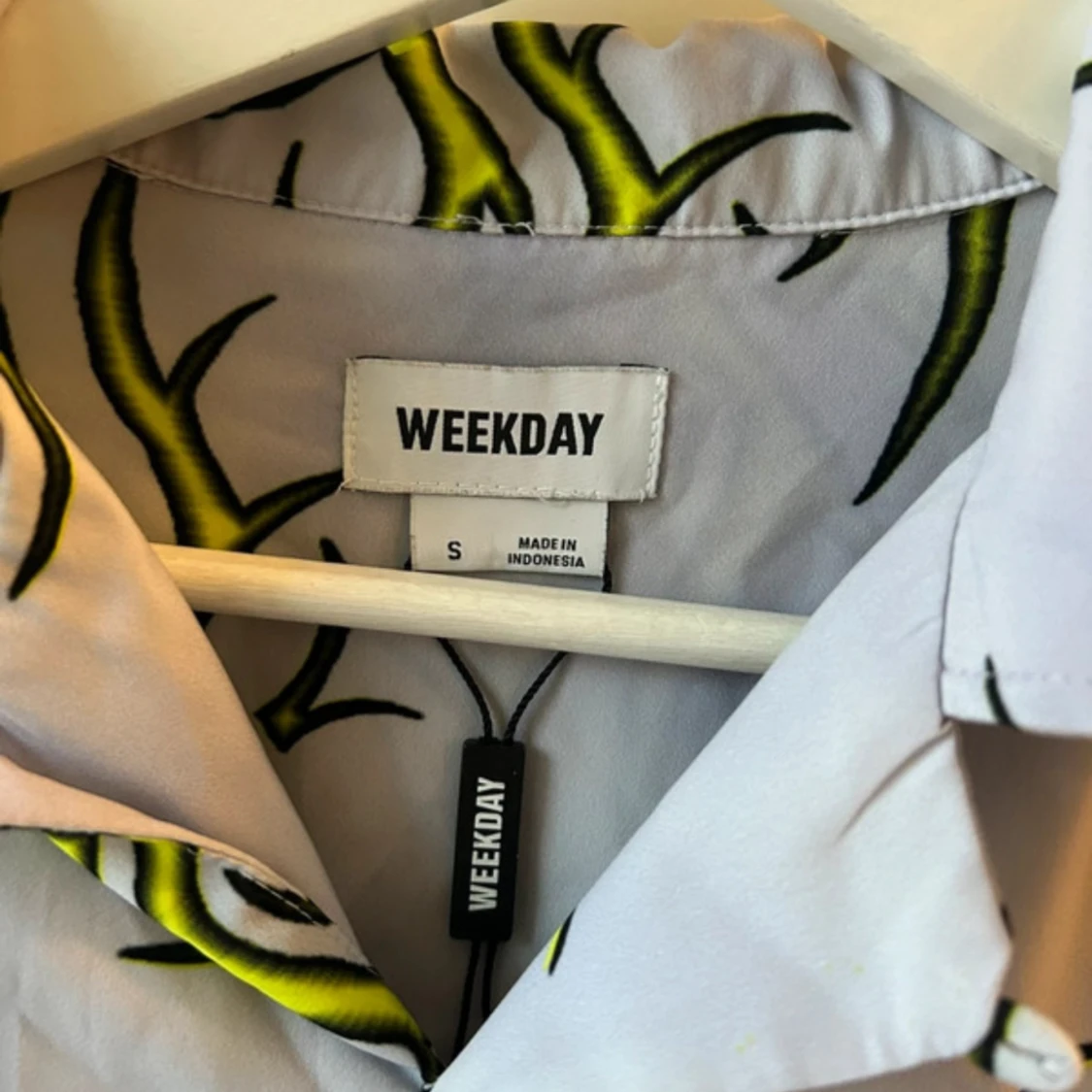 Kortärmad skjorta Weekday tribal neon y2k  - 92