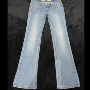 Superfina lågmidjade ljusblå jeans. Midjemått 40, innerbenslängd 83. 🤗