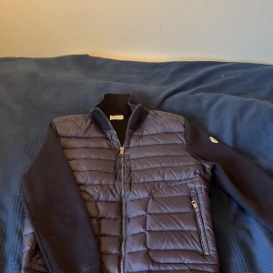 Moncler cardigan  - Säljer nu denna feta Moncler cardigan i | storlek M | säljs nu för 3000!  | Skick 9/10 inga defekter | pris kan diskuteras vid snabb affär har tyvärr tappat bort kvittot då den köpte förra året | Fråga om minsta fundering | scan/nfc funkar också🤩⭐️