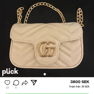 Liten Gucci marmont - Återsäljer denna väska, köpt här på plick. Fick inte med kvitto el äkthets bevis. Pris kan diskuteras!