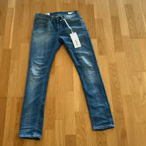 Ett par helt nya dondup jeans som bara e testade på, 9,5/10 skick. Nypris ligger på 3000 men mitt pris är 859kr! Pris kan diskuteras vid snabbaffär. Storlek 29