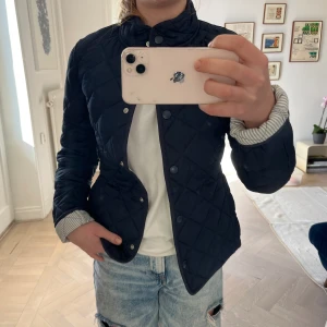 Gant jacka  - En superfin vårjacka från gant, quiltat tyg. På utsidan är den mörkblå och på insidan är den blå/vit randig. Aldrig använd!! Nypris 2800kr