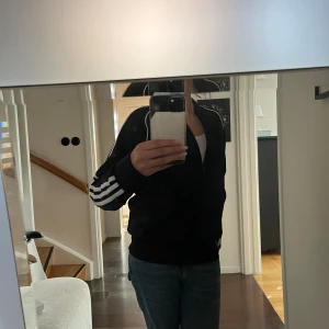 Adidas zipup - Äkta adidas zip up kofta. Jätte fin passform och inga slitningar på koftan. Kontakta mig om fler frågor💕💕