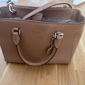 Väska - Knappt använd, inga repor Ny pris 3000kr, mitt pris 1000kr Kvitto finns!