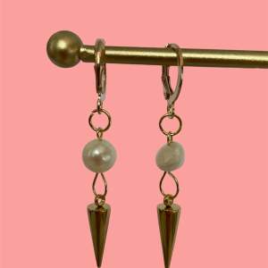 Våra fina Ariel earrings i guld🐚 2 st för 120kr, 1 för 65kr💗 Finns endast i guld 🌸