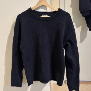 Flippa K stickad tröja - Hej, säljer denna Filippa K tröja som ja köpte från orginalbutiken. Säljer p.g.a att den inte kommer till användning. Priset kan diskuteras men nypriset är runt 1400kr. Hör gärna av er vid frågor och funderingar! 