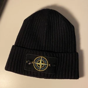 Stone island mössa - Sitter ganska tajt, skulle säga storlek S. Riktigt mjuk och skön. Skick 10/10, inga skador.  Mitt pris - 450kr