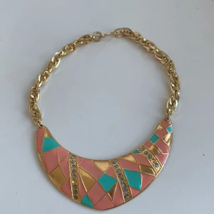 Guld halsband! - Säljer ett superfint halsband i guld som inte kommer till användning. Den är helt oanvänd och utan defekter. Lägg gärna prisförslag💗
