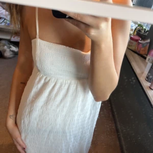 Sommarklänning  - Suuuperfin klänning! Passar till allt (själv bar jag den på midsommar förra året)💘💘Storkek XS men passar mig bra och jag är en M vanligtvis