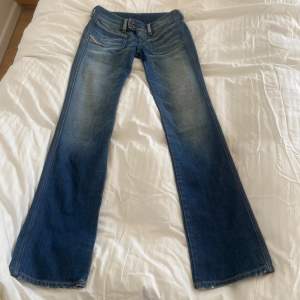Såså snygga lågmidjade jeans från diesel som tyvärr inte passar! Superfint skick!❤️‍🔥