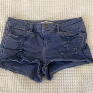 Low/ mid waist Mörk lila shorts  - Använda typ 3 gånger lite skrynkliga på bilden 