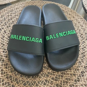 Tofflor  - Tofflor, knappt använda, stl 38. Släppt lite på insidan, så behöver limmas.