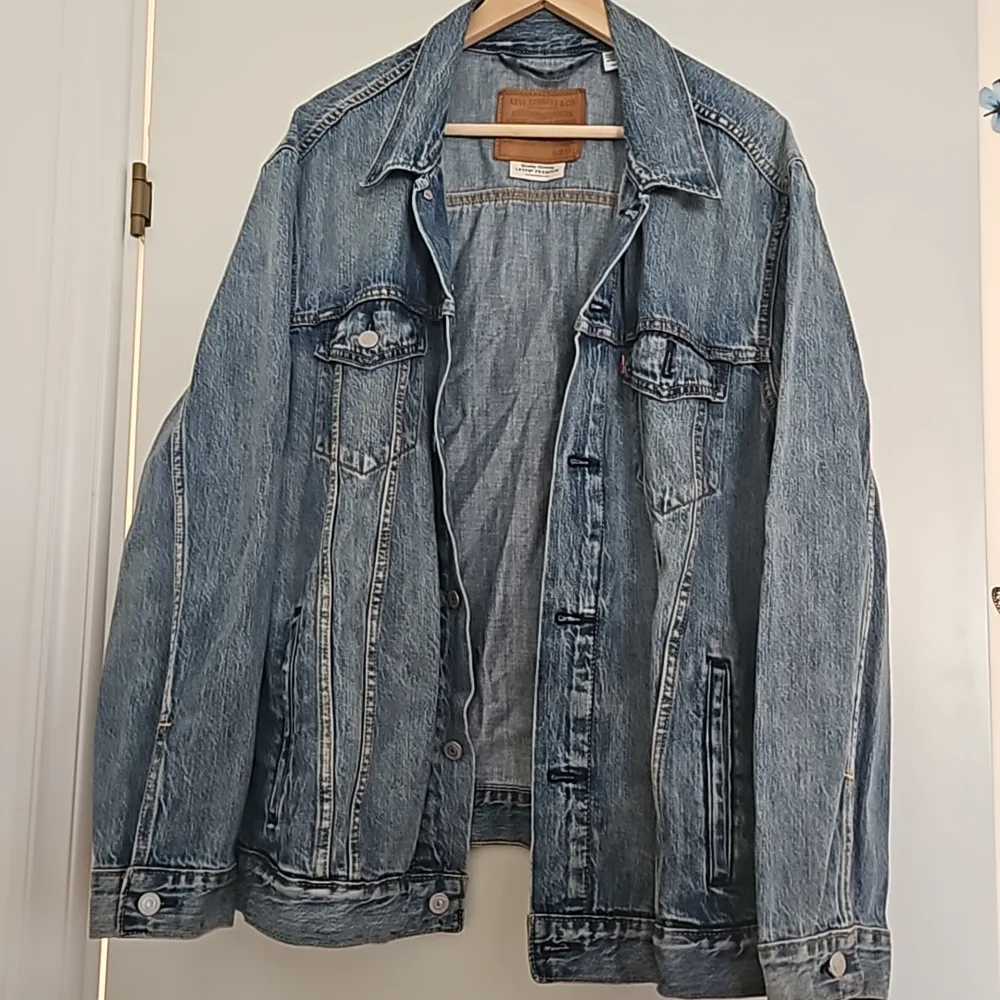 Äkta retro Levi's Jeansjacka nypris typ 1300 kr Köpt second hand😊 Jättefint skick!! Säljer för jag använder den inte längre🫶. Jackor.