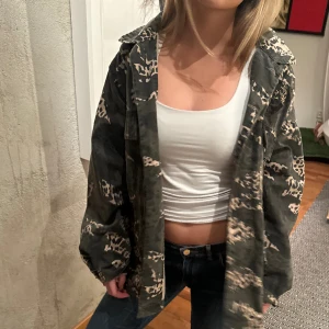 Vårjacka - Cool vårjacka i camo-mönster! Från zadigs tidigare kollektioner som inte längre finns kvar 💓 Passar till både vår och höst.