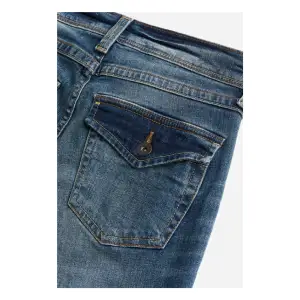Säljer mina helt oanvända flare lowrise jeans från hm i strl 38 då de inte kommit till användning, har lappen kvar och är helt slutsålda 😊 Midjemått rakt över: ca 39-39cm Innerbenslängd: ca 78-80 cm
