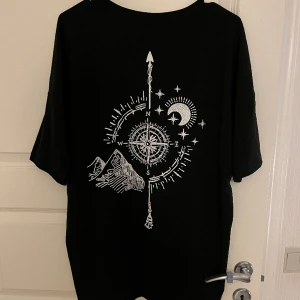 Tshirt  - Svart oversized tshirt med tryck på ryggen, aldrig använd!